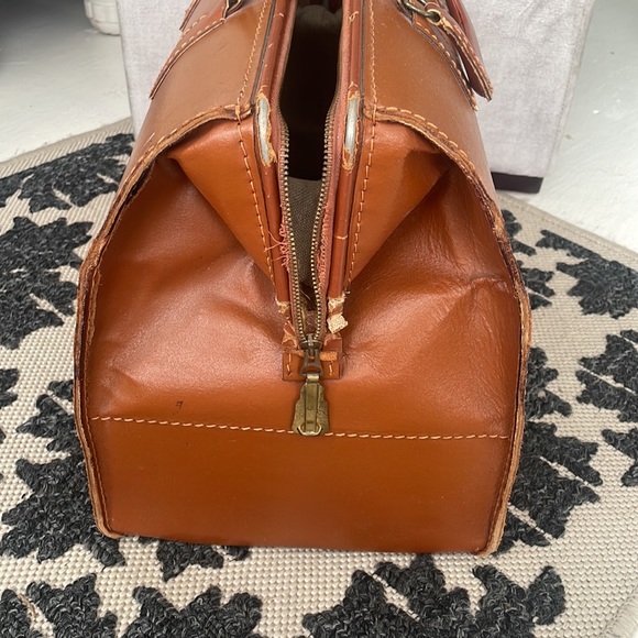Vintage leather doctor bag - Picture 2 of 13
